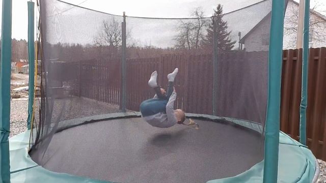 Сальто вперёд на батуте... ???❣? смотреть онлайн