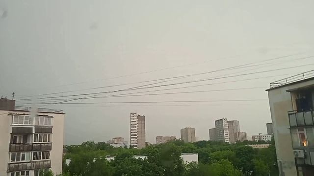 сильная гроза Москва СВАО 2 Июня 2023 яркие разряды молнии... подпишись поставь лайк и комментарий смотреть онлайн