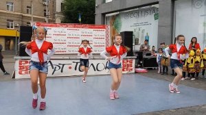 Школьные  танцы