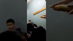 мальчики в раздевалке рассказывают истории о прошлых партнёрах