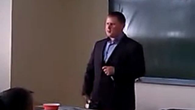 у чувака звук идет с живота смотреть онлайн