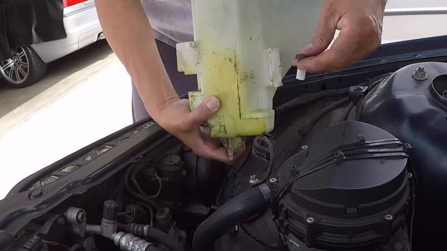 how to replace a windshield washer pump on BMW E46 2002 330i (DIY2) смотреть онлайн