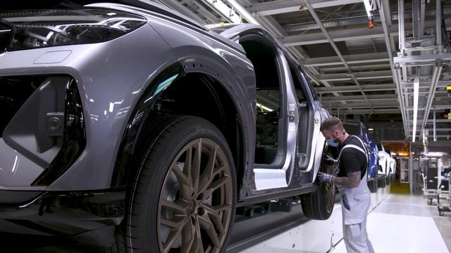 Footage: Audi Corporate Strategy – electrification & e-tron models смотреть онлайн