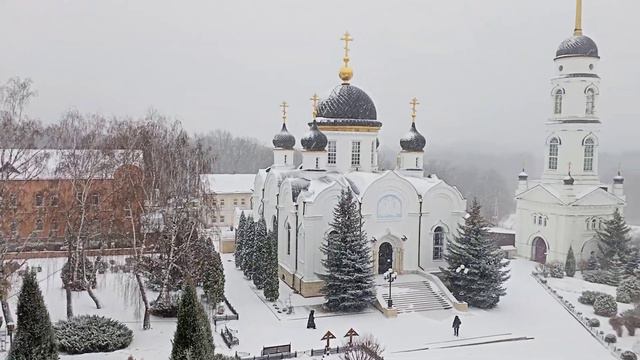 Монастырь. Снег идёт. Свято-Тихоновский Преображенский женский монастырь г.Задонск. смотреть онлайн