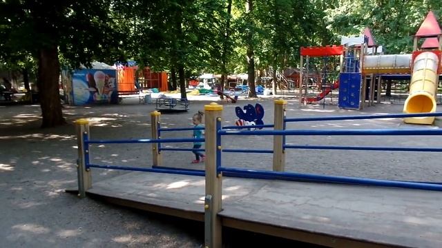 Внучка в гостях у бабушки) Гуляем в парке в центре города на детской площадке смотреть онлайн