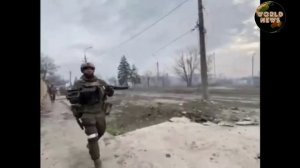 Полем, вдоль берега крутого, мимо хат. В серой шинели рядового шел солдат....mp4