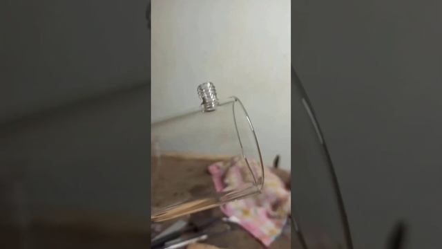 Стеклодув сделал резьбу из стекла для химических лабораторий смотреть онлайн