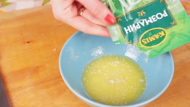 ЗАПЕЧЕННЫЙ КАРТОФЕЛЬ В МИКРОВОЛНОВКЕ | 10 минут смотреть онлайн