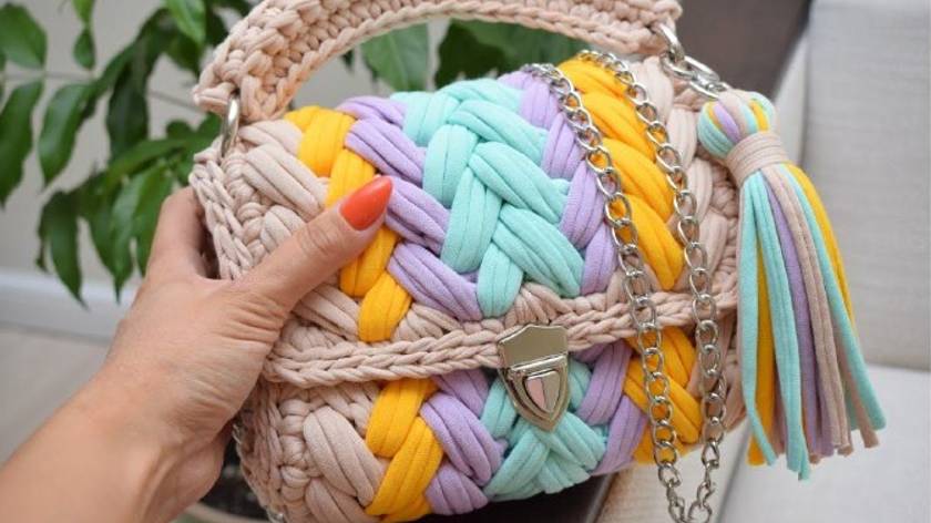 Вязание разноцветной сумочки Зефирки из остатков пряжи смотреть онлайн