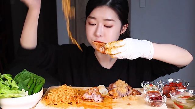 불족발 마늘족발 비빔면 리얼사운드먹방/SPICY BIBIM NOODLES FIRE & GARLIC PORK TROTTER Mukbang Eating Show Kaki babi смотреть онлайн