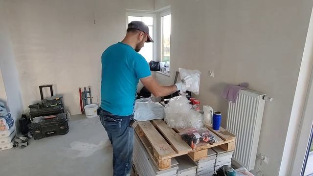 Получил посылку для укладки плитки l Ремонт квартир во Вроцлаве смотреть онлайн