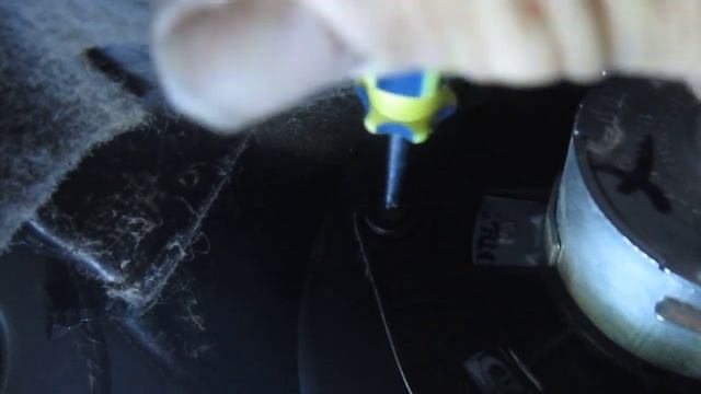 Откручивание саморезов электровентилятора.отопителя Лада Калина. смотреть онлайн