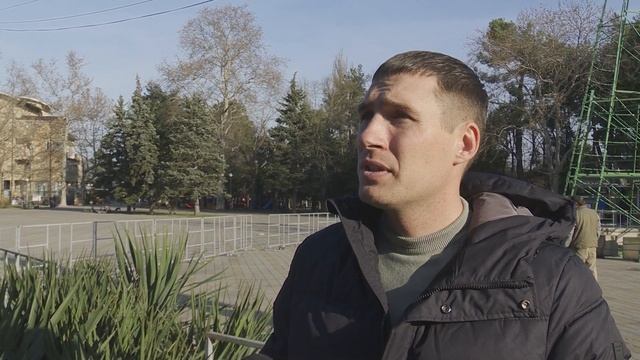 На центральной площади Анапы началась установка новогодней елки смотреть онлайн