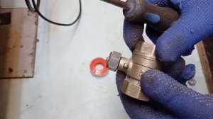 Потёк кран радиатора отопления. Что делать когда течёт с вентиля батарея отопления!?