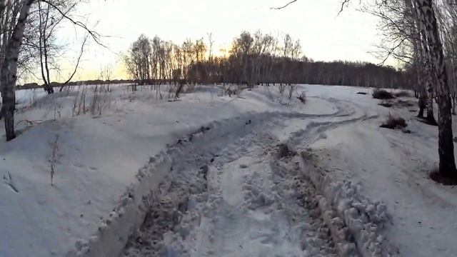 Две белки и красный трактор. Или ГАЗ 69, УАЗ 200сил и легенда Алтая Хайлюкс рубятся в остатках снег смотреть онлайн
