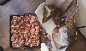 Нашел много шашлыка и много всего на мусорке. Как я зарабатываю лазая по мусоркам Москвы.