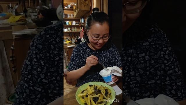 На ужин картошка с грибами со сметаной ???