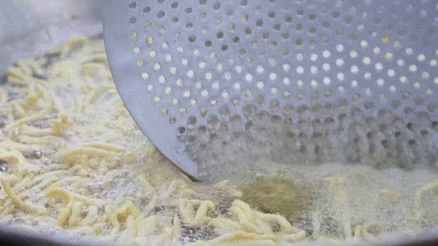 BHAVNAGARI GATHIYA | Bhavnagar's Famous Gathiya With Tea | Village Rasoi смотреть онлайн