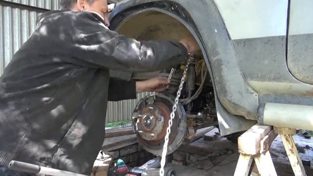 ремонт ВАЗ2121  установка увеличенных передних пружин