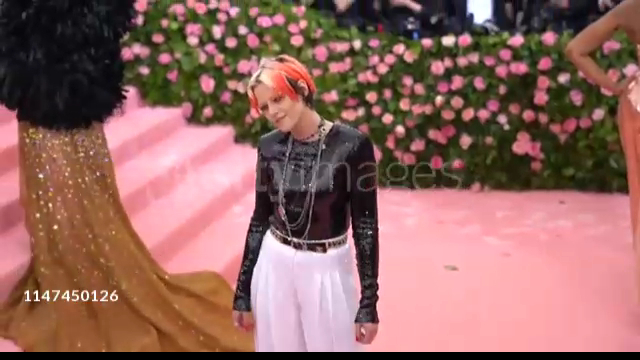 Кристен Стюарт на Met Gala 2019 смотреть онлайн