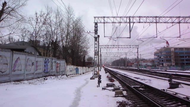 Следование электропоездов по параллельным путям в Новогиреево