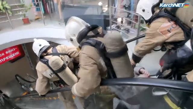 Керчь: "Мегацентр" условный пожар в детском развлекательном центре смотреть онлайн