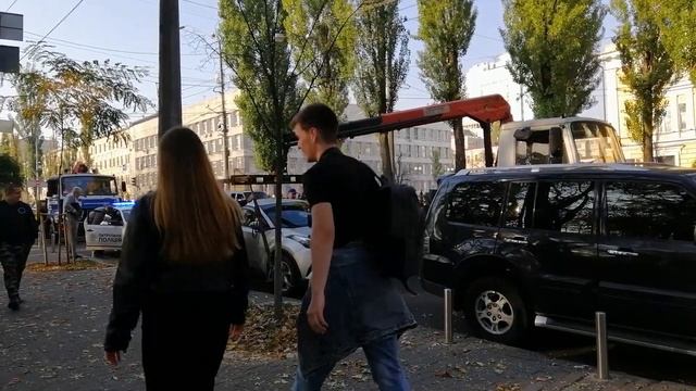 Эвакуатор забирает машину за неправильную парковку, Киев. смотреть онлайн