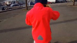 София учится кататься на самокате.