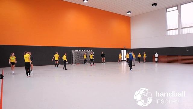 Warm Up with Balls - Defense 6:0 - Handballtraining with André Fuhr l Handball inspires смотреть онлайн