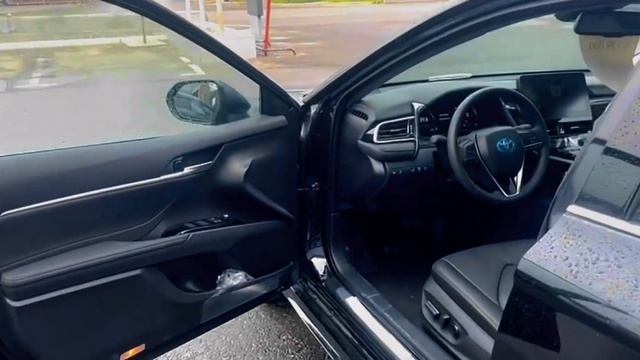 В сети автосалонов Карлссон в наличии новый 5-ми местный автомобиль Toyota Camry в комплектации LE смотреть онлайн
