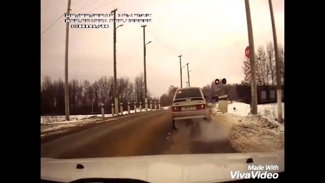 Водители нарушают ПДД - проезжают переезд на запрещающий сигнал светофора п. Газопровод смотреть онлайн