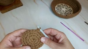 Круглая сумка из трикотажной пряжи. С деревянной ажурной вставкой и подкладкой