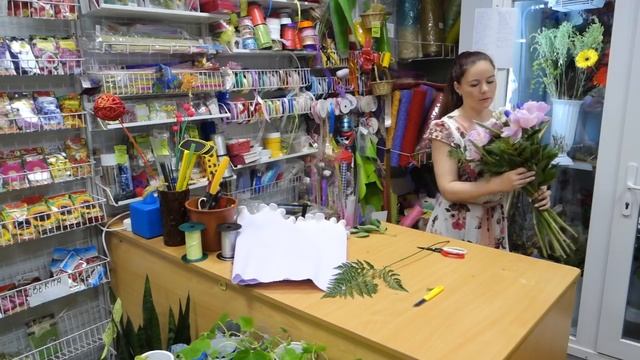 Собираем букет из пионов и лизиантусов смотреть онлайн