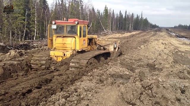 Понадобился Бульдозер, что бы вытянуть севшего в грязь грузовик Урал смотреть онлайн