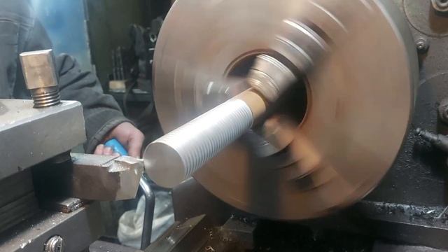 Нарезаем резьбу на токарном станке/Cutting threads on a lathe смотреть онлайн