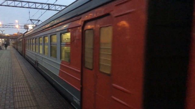 ЭД4МК-0023 и ЭД4МКМ-АЭРО-0002 Аэроэкспресс На станции Тульская смотреть онлайн