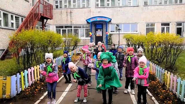 Экологическая акция "Лесная красавица" в детском саду, ДОУ 110 Братск. Флешмоб "Маленькие ëлочки" смотреть онлайн