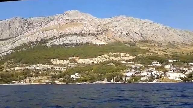 Морская прогулка около Брелы смотреть онлайн