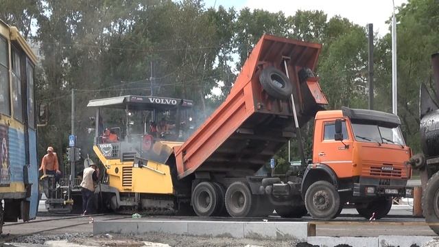 Завершающая укладка асфальта на новую автотрассу Хабаровска смотреть онлайн