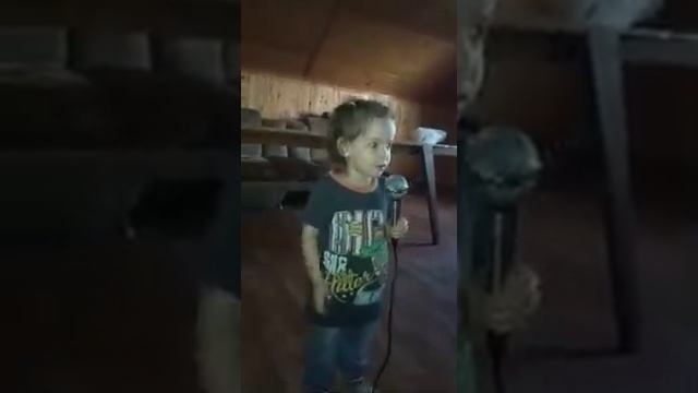 Маленькая девочка поет караоке ,незная слов . смотреть онлайн