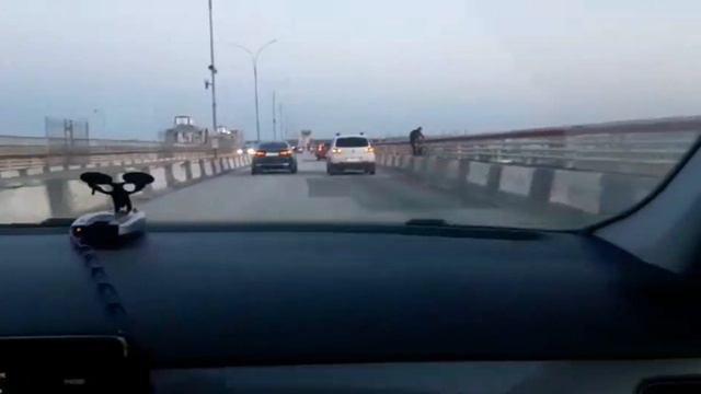 Заезжаем в любимый город на Каме. Едем по мосту через Каму, вспоминаем нелицеприятную историю.... смотреть онлайн