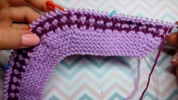 Детские пинетки с двухцветным узором на двух спицах #10