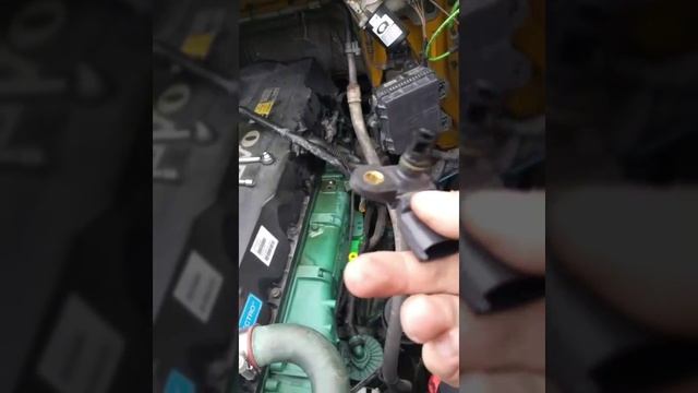 Чистка датчика давления турбины Вольво D13 / Turbo pressure sensor cleaning on Volvo D13 2011 смотреть онлайн