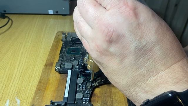 Repairing a Kernel Panics on Mid 2010 15" MacBook Pro смотреть онлайн
