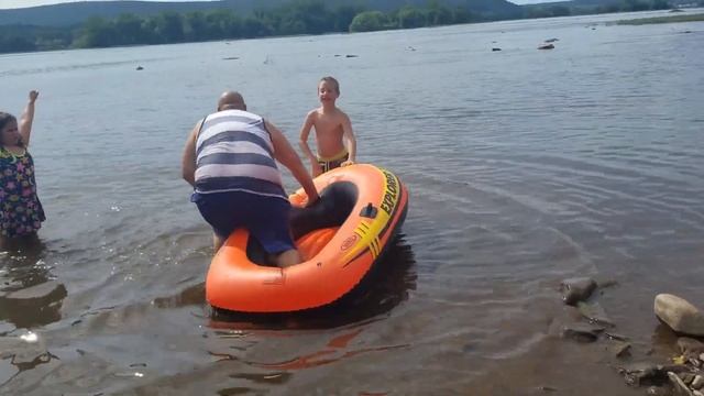 Intex Explorer 200 Inflatable Boat ~ Testing the Weight Limit and Durability? смотреть онлайн