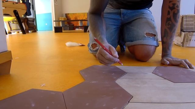 FAIRE UNE CRÉDENCE DE CUISINE ORIGINALE AVEC DU CARRELAGE BOIS ET HÉXAGONAL смотреть онлайн