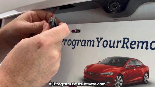 How To Change 2014 - 2021 Jeep Grand Cherokee License Plate Light Bulb - Remove Replace Replacement