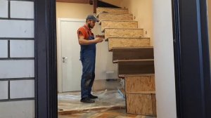 Лестница на металлокаркасе из ламината Quick Step.