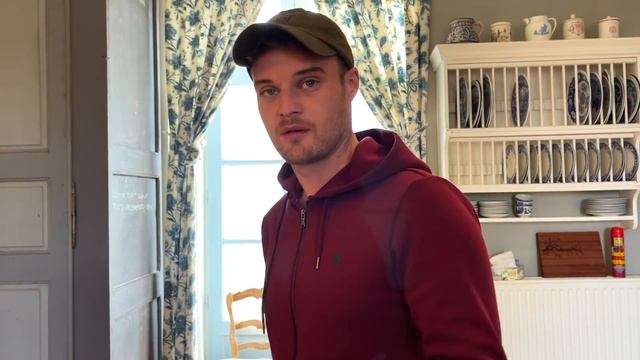 MICHAEL'S BACK AT THE CHATEAU! смотреть онлайн