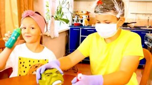 Амелька играет как доктор детей. Как дети лечат зубы